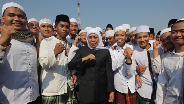 Gubernur Jatim Khofifah Indar Parawansa menyebut Stadion GBT bau sampah. (