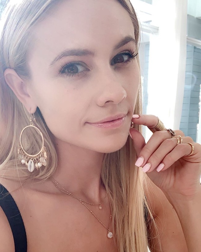 Orangtua Addie mengharuskannya jadi orang yang relijius, tapi bebas untuk memilih gereja. Di usia 17, Addie pun memilih untuk berdoa di gereja Mormon, di mana selain Injil mereka memiliki Kitab Suci Mormon.  Foto: dok. Instagram @iamaddieandrews