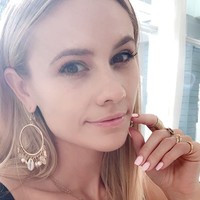 Orangtua Addie mengharuskannya jadi orang yang relijius, tapi bebas untuk memilih gereja. Di usia 17, Addie pun memilih untuk berdoa di gereja Mormon, di mana selain Injil mereka memiliki Kitab Suci Mormon.  Foto: dok. Instagram @iamaddieandrews