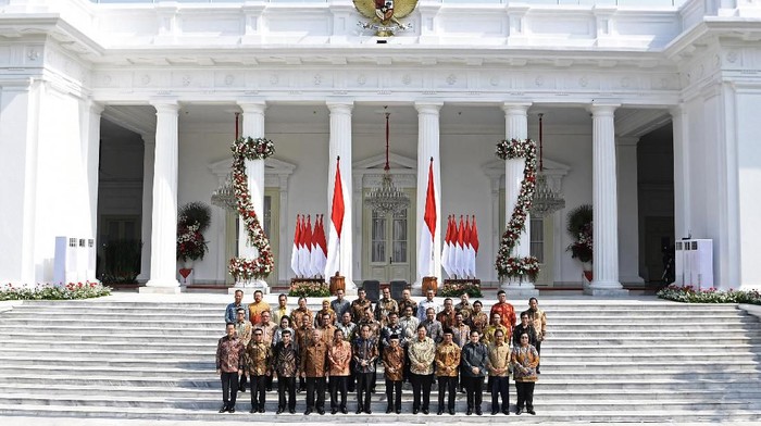 Presiden Joko Widodo (kiri) didampingi Wapres Maruf Amin memperkenalkan jajaran menteri Kabinet Indonesia Maju di tangga beranda Istana Merdeka, Jakarta, Rabu (23/10/2019). ANTARA FOTO/Wahyu Putro A/foc.