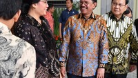 Prabowo nampak berbincang dengan Menteri Keuangan Sri Mulyani dan Menkominfo Johnny G Plate.