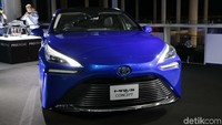 Kombinasi dimensi seperti ini memastikan 5 penumpang merasa nyaman di dalam, tapi mobil tidak kehilangan aroma sporty dan dinamis saat dikendarai.