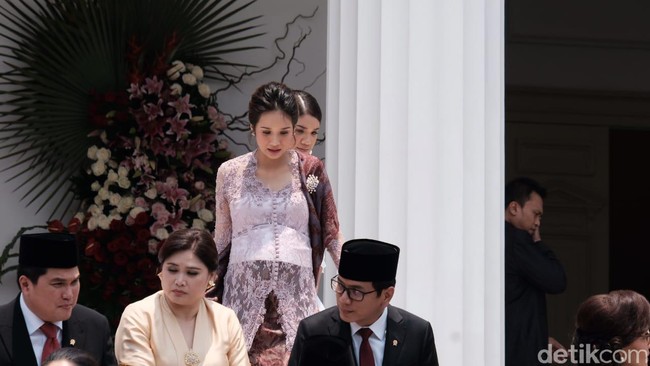Gista Putri hadir di saat sedang hamil besar. Wanita yang dinikahi Wishnutama itu diketahui tengah hamil delapan bulan. Meski demikian dia tetap terlihat memesona saat menemani sang suami Wishnutama dilantik Presiden Jokowi sebagai Menteri Pariwisata dan Ekonomi Kreatif. Foto: Andika/Detikcom