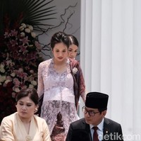 Hamil delapan bulan, Gista Putri ikut menemani sang suami, Wishnutama yang ditunjuk sebagai Menteri Pariwisata. Wanita 32 tahun ini tampil ayu dalam balutan kebaya lace ungu dan kain serta selendang batik cokelat. Wajahnya dipulas makeup natural bernuansa cokelat hasil kreasi makeup artist ternama Marlene Hariman. Foto: Andika/Detikcom