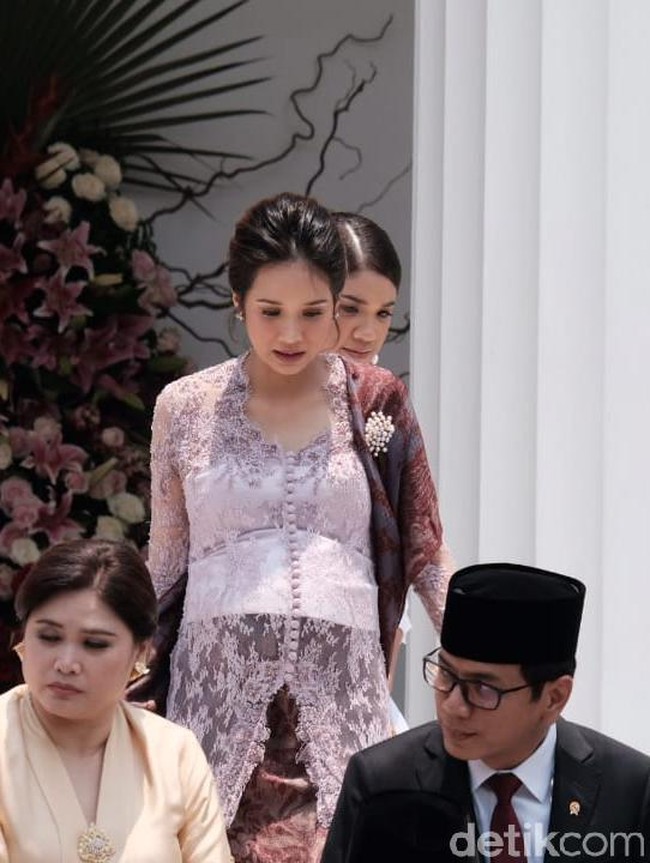 Hamil delapan bulan, Gista Putri ikut menemani sang suami, Wishnutama yang ditunjuk sebagai Menteri Pariwisata. Wanita 32 tahun ini tampil ayu dalam balutan kebaya lace ungu dan kain serta selendang batik cokelat. Wajahnya dipulas makeup natural bernuansa cokelat hasil kreasi makeup artist ternama Marlene Hariman. Foto: Andika/Detikcom