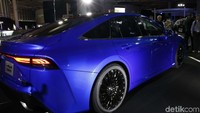 Mobil yang dipamerkan ke hadapan wartawan dari seluruh dunia itu memiliki warna biru yang menyala namun tetap elegan.
