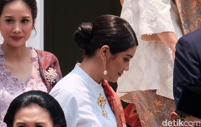 Anting Tanah Air yang dipakai Franka Makarim adalah bagian dari koleksi Nusantara yang dirilis dalam sebuah pameran Perjalanan, Kenangan, pada Agustus lalu. Digelar untuk merayakan 11 tahun eksistensi Tulola, pameran tersebut juga memperkenalkan Perempuan Dalam Bumi Manusia dan Juwita Malam. Keduanya adalah koleksi lama yang hadir dalam tampilan baru. (Foto: Andhika/detikcom)