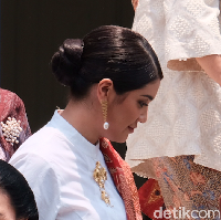 Anting Tanah Air yang dipakai Franka Makarim adalah bagian dari koleksi Nusantara yang dirilis dalam sebuah pameran Perjalanan, Kenangan, pada Agustus lalu. Digelar untuk merayakan 11 tahun eksistensi Tulola, pameran tersebut juga memperkenalkan Perempuan Dalam Bumi Manusia dan Juwita Malam. Keduanya adalah koleksi lama yang hadir dalam tampilan baru. (Foto: Andhika/detikcom)
