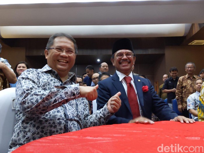 Rudiantara dan Menkominfo baru Johnny G Plate. Foto: detikINET/Agus Tri Haryanto Rudiantara dan Menkominfo baru Johnny G Plate. Foto: detikINET/Agus Tri Haryanto