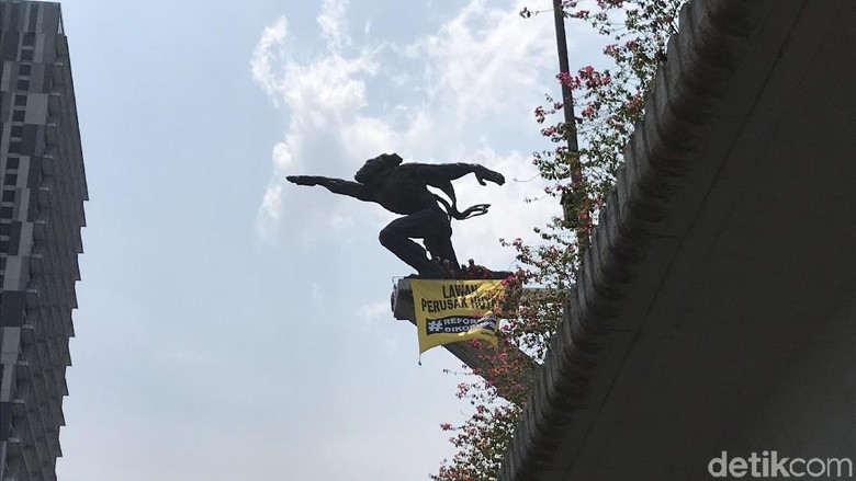 Greenpeace juga Pasang Spanduk di Patung Pancoran: Lawan Perusak Hutan Greenpeace juga Pasang Spanduk di Patung Pancoran: Lawan Perusak Hutan