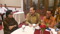 Diskusi santai dengan Bu Sri Mulyani dan Pak Chairul Tanjung... tulis Bahlil, saat ngeteh bareng dengan dua tokoh penting ini. Foto: Instagram @bahlillahadalia