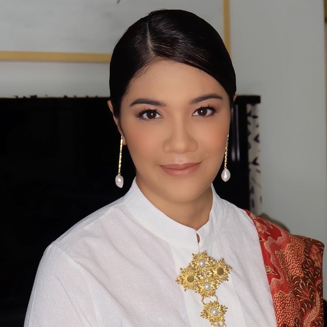 Franka memakai anting Tanah Air yang terbuat dari emas sepuh 18k dengan pendant mutiara sebagai pemanis. Koleksi Nusantara juga mencakup anting dan kalung berbentuk tulisan Bhineka Tunggal Ika. (Foto: Instagram/@ferryfahrizal)