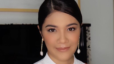 Cantiknya Istri Nadiem Pakai Kebaya dan Anting Unik di Pelantikan Menteri