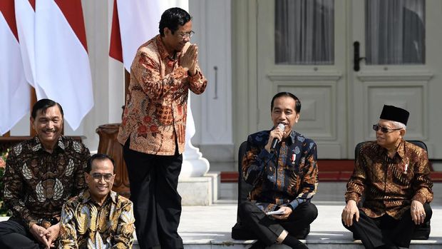 Menafsir Makna Lesehan di Istana: Menteri Jokowi Adalah Pembantu 