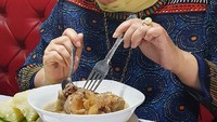 Resmi ditunjuk Jokowi sebagai Menteri Ketenagakerjaan, ternyata Ida Fauziyah doyan kulineran dengan menu makanan khas Indonesia. Seperti makanan Kaledo khas dari Palu. Foto: Instagram @idafauziyahnu