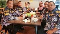Gemar menyantap aneka hidangan tradisional khas Indonesia. Bahlil memilih menu makan siang bakso bersama beberapa rekannya. Foto: Instagram @bahlillahadalia