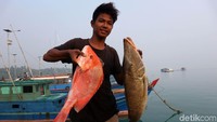Sejumlah masyarakat membeli ikan di Pelabuhan Tanjung, Natuna, Kepulauan Riau. Nelayan di sini banyak menggunakan bagan untuk mencari ikan di tengah laut. Agung Pambudhy/detikcom.
