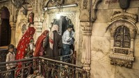 Banyak warga ataupun wisatawan yang minum susu bekas diminum si tikus untuk mengharapkan berkah dari hewan suci ini, meski dari sisi higienitas hal tersebut sangat tidak dianjurkan (iStock)