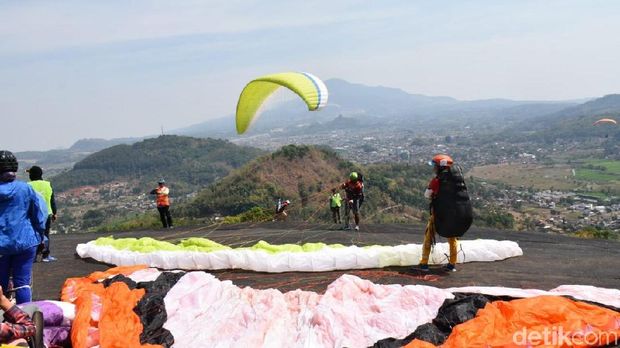 Batu Dua Spot Terbaik Paralayang Dengan Pemandangan Menawan