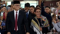 Menteri Kelautan dan Perikanan periode 2014-2019 Susi Pudjiastuti hadiri acara pisah-sambut di Kementerian Kelautan dan Perikanan (KKP). Nampak pula Menteri Kelautan dan Perikanan periode 2019-2024 Edhy Prabowo di acara yang digelar di Jakarta, Rabu (23/10/2019), tersebut.