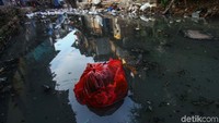 Bahkan ada sampah yang baru saja dibuang.