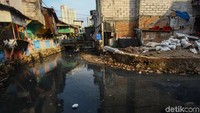 Meski petugas kebersihan terus membersihkan aliran kali ini, namun pada sore harinya sampah kembali terlihat.
