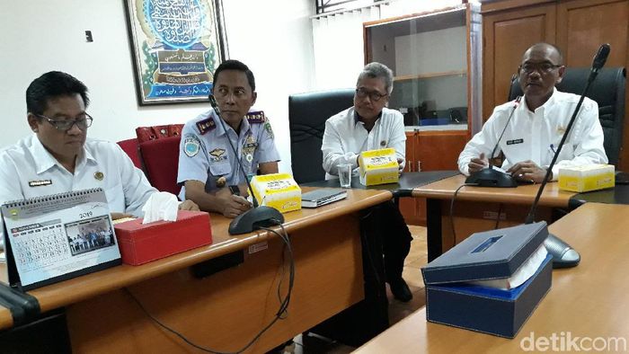 Sekretaris Daerah (Sekda) Kabupaten Bantul, Helmi Jamharis (paling kanan) saat memberikan keterangan. (Pradito Rida Pertana/detikSport) Sekretaris Daerah (Sekda) Kabupaten Bantul, Helmi Jamharis (paling kanan) saat memberikan keterangan. (Pradito Rida Pertana/detikSport)