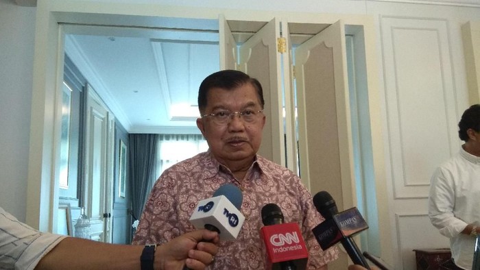 Mantan Wakil Presiden Jusuf Kalla (JK) menyamakan posisi Menteri Pertahanan Prabowo Subianto saat ini dengan sikap Golkar di 2014. JK mengatakan tak ada kawan dan lawan abadi dalam politik.