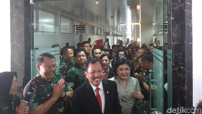 Menkes dr Terawan mengunjungi RSPAD Gatot Soebroto. (Foto: Khadijah Nur Azizah/detikHealth) Menkes dr Terawan mengunjungi RSPAD Gatot Soebroto. (Foto: Khadijah Nur Azizah/detikHealth)