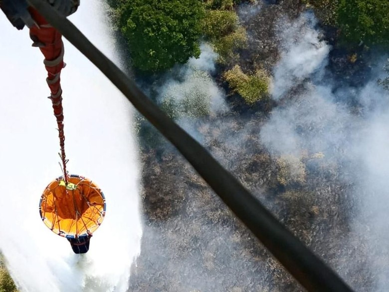 Water Bombing Dilakukan untuk Padamkan Kebakaran Gunung Welirang Water Bombing Dilakukan untuk Padamkan Kebakaran Gunung Welirang