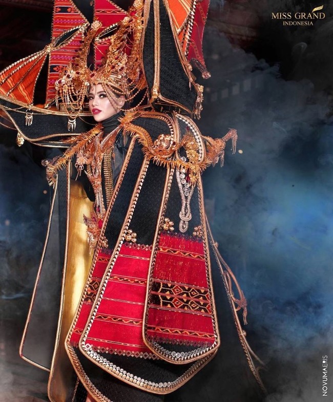 Viky Veovinza menggunakan tenun khas NTT untuk kostum nasional bertema Pinisi ini. Tenun terlihat diterapkan pada beberapa bagian busana seperti untuk layar kapal hingga cape yang dikenakan Sarlin Jones. Foto: Dok. Instagram Sarlin Jones