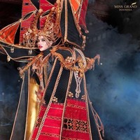 Viky Veovinza menggunakan tenun khas NTT untuk kostum nasional bertema Pinisi ini. Tenun terlihat diterapkan pada beberapa bagian busana seperti untuk layar kapal hingga cape yang dikenakan Sarlin Jones. Foto: Dok. Instagram Sarlin Jones