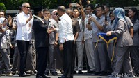 Mahfud memberikan salam kepada para pegawai Kemenko Polhukam dengan menelungkupkan telapak tangannya.