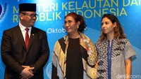 Susi hadir bersama sang putri, Nadine Kaiser dalam acara perpisahan tersebut.