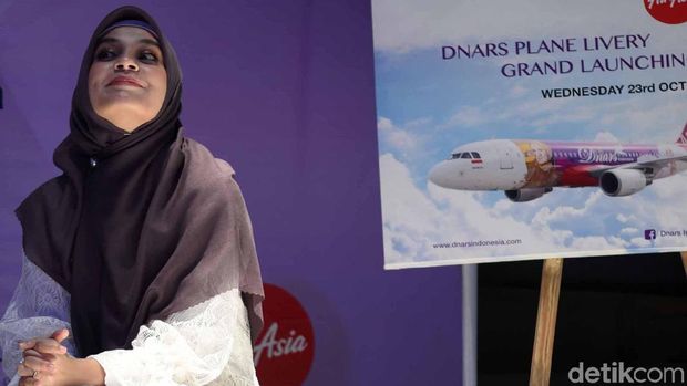 Kok Bisa Wajah Shireen Sungkar Mejeng di Badan Pesawat?
