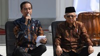 Jokowi membacakan nama-nama menteri yang akan membantunya dengan didampingi Wapres Maruf Amien.