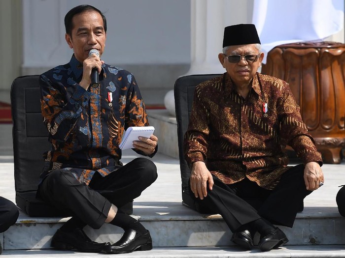 Presiden Joko Widodo (kiri) didampingi Wapres Maruf Amin memperkenalkan jajaran menteri Kabinet Indonesia Maju di tangga beranda Istana Merdeka, Jakarta, Rabu (23/10/2019). ANTARA FOTO/Wahyu Putro A/foc.