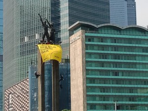 5 Aktivis Greenpeace Pemasang Spanduk di Patung Pancoran Dipulangkan