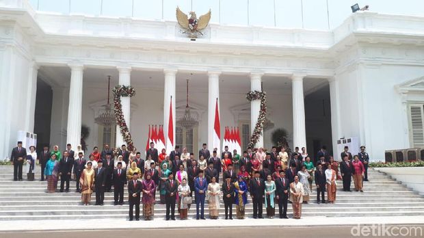 Para menteri Kabinet Indonesia Maju berfoto bersama usai pelantikan di Istana.