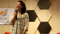 Acara serah terima jabatan dimulai pukul 16.00 WIB di Kantor Kementerian BUMN. Eks Menteri BUMN Rini Soemarno dalam sambutannya menyatakan selamat kepada Erick Thohir dia menyebut bangga pekerjaannya diteruskan oleh Erick. Rini juga meminta maaf kepada para pegawai BUMN apabila selama memimpin lima tahun Rini pernah melakukan kesalahan. Saat meminta maaf suara Rini sempat tersedak menahan tangis.
