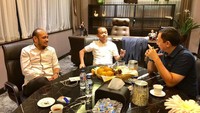 Ditemani dengan aneka buah, teh, dan camilan ringan, Bahlil asyik berdiskusi santai dengan Sekjen dan Bendahara Umum BPP HIPMI. Foto: Instagram @bahlillahadalia