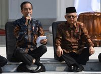 Jokowi Ungkap Makna Lesehan Menteri di Istana