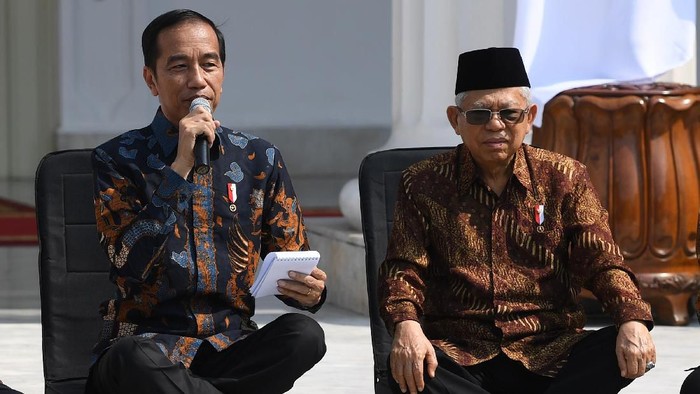 Presiden Joko Widodo (kiri) didampingi Wapres Maruf Amin memperkenalkan jajaran menteri Kabinet Indonesia Maju di tangga beranda Istana Merdeka, Jakarta, Rabu (23/10/2019). ANTARA FOTO/Wahyu Putro A/foc.