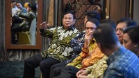 Menteri Pertahanan Prabowo Subianto juga nampak asyik berbincang dengan menteri lainnya di Istana Merdeka.