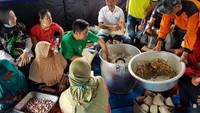 Ia aktif dalam memberikan bantuan hingga berpartisipasi dalam berbagai acara. Ini potretnya saat berada di dapur umum, ketika menyiapkan nasi bungkus untuk apra korban bencana di Kota Palu tahun lalu. Foto: Instagram @bahlillahadalia