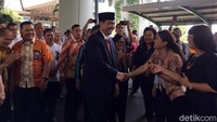 Di kantornya, Luhut ternyata sudah ditunggu jajaran karyawannya untuk memberi selamat. Dia disambut heboh oleh jajaran Kemaritiman. Ia pun menyalami jajaran pegawai dengan senyuman lebar.