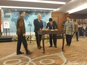 Enggar-Agus Kompak Bungkam Pasca Serah Terima Jabatan Mendag