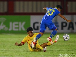 Berlaga di Stadion PTIK, Jakarta, Rabu (23/10/2019), Persib mampu tampil lebih dominan ketimbang tuan rumah di awal laga.