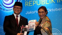 Dalam acara pisah-sambut di Kementerian Kelautan dan Perikanan (KKP) tersebut Susi Pudjiastuti memberikan buku panduan KKP yang ditulis oleh dirinya kepada Edhy Prabowo. Menurut Susi, buku tersebut berisikan visi misi Presiden Joko Widodo (Jokowi) untuk sektor kelautan.
