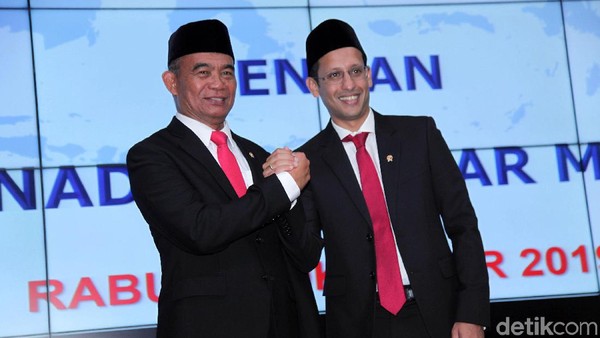 Senyum Nadiem dan Muhadjir Saat Sertijab Mendikbud